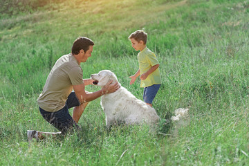 Naklejka premium Carefree father and son having fun with Labrador