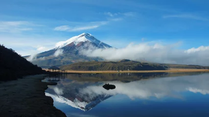 Gardinen Der Vulkan Cotopaxi spiegelt sich an einem bewölkten Morgen im Wasser der Lagune von Limpiopungo - Ecuador © alejomiranda