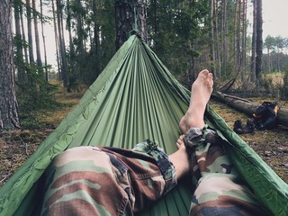 Odpoczynek w hamaku w lesie