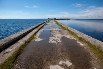 Obraz premium The pier on the sea. the stone pier for fishing