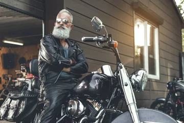Foto op Plexiglas Serious old bearded man on motorcycle © Yakobchuk Olena