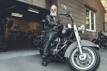 Naklejka premium Skoncentrowany starszy mężczyzna na motocyklu