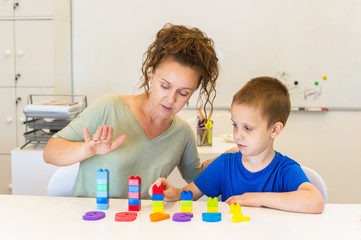 Obraz na płótnie Canvas teacher woman learn preschooler boy to count