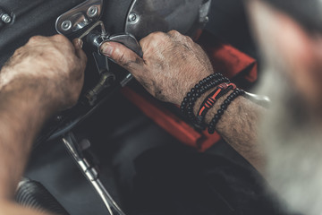 Obraz premium Busy man repairing his vehicle