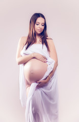 Fototapeta na wymiar pregnant woman en studio