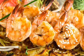 Shrimp skewers on vegetable omelette