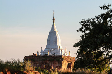 Fototapeta premium Myanmar - Sonnenuntergang in Bagan 