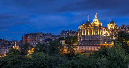 Fototapeta na wymiar Beautiful Edinburgh skyline at night.