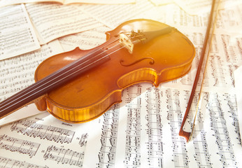 Naklejka premium Old violin lying on the sheet of music