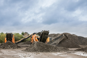 Gleissanierung - Trommelsiebanlage reinigt Schotter in Kieswerk