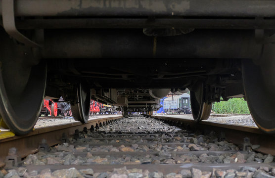 Sicht von Gleisen aus unter einem Zugwaggon