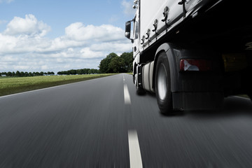 LKW bei schneller Fahrt auf der Landstraße