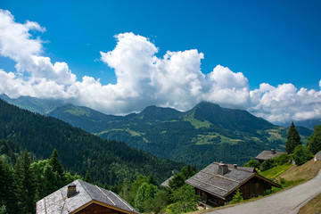 Fototapeta na wymiar Chalet face à la montagne dans les Alpes