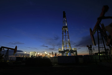 Obraz premium Oil drilling platform in the beautiful night