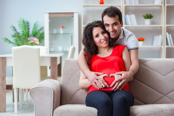Obraz premium Young couple family expecting a baby