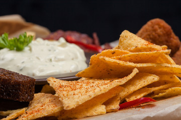 Set of beer appetizers with garlic sauce.