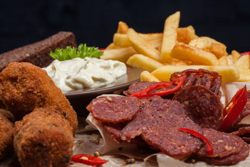 Set of beer appetizers with garlic sauce.