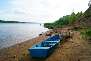 Fototapeta na wymiar old boats on the beach