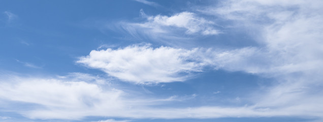 Banner mit blauem Himmel und Wolken