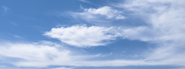 Banner mit blauem Himmel und Wolken