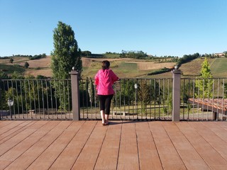 Fototapeta na wymiar donna che guarda il panorama dalla terrazza