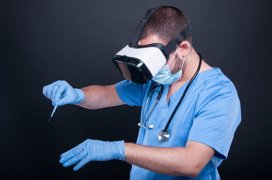 Surgeon using virtual reality glasses and bistoury