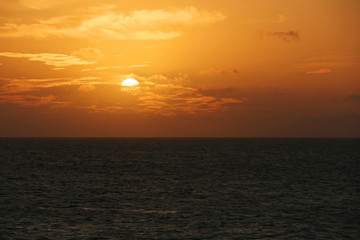 Obraz premium Beautiful bright sunset on the ocean