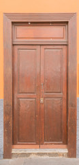 Braune Haustür aus Holz