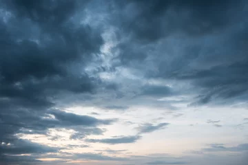 Poster Donkere wolk en blauwe hemel storm achtergrond met bewolkt voor regen stormen. © AePatt Journey