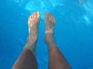 F&uuml;&szlig;e im Pool abk&uuml;hlen