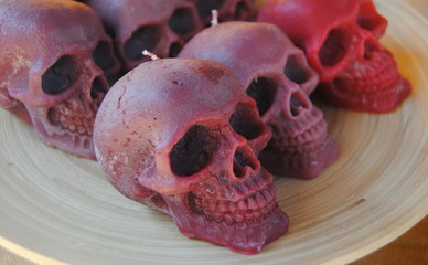 Skull Candles, prato com velas em forma de caveira com cores de rosa claro
