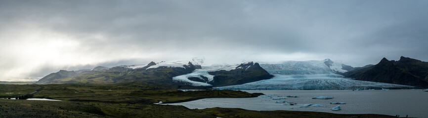Spektakuläre Landschaft von Islands Südküste mit den Gletschern Fjällsarlon und Jökulsárlón des Vatnajökull