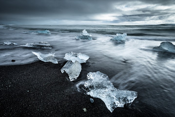 Eisbrocken am Black Diamond Beach in Südisland