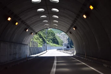 Papier Peint photo Tunnel シェルター ／ 山形県鶴岡市の海岸に建造されている「油戸シェルター」です。すぐ横が海なので、風や波除けの役目を果たします。また冬期間は、雪から防護するために設置されたシェルターです。