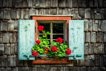 Fototapeta na wymiar alte schöne Fenstern mit Blumen