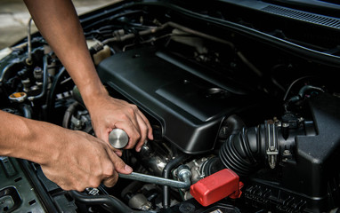 Plakat Hand of mechanic is repairing car engine
