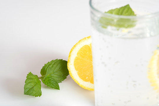 Eim Glas Mineralwasser, Zitrone und Minze Blatt