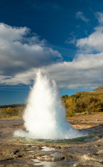 Eruption des Strokkur Geysir in Haukadalur, Island