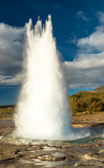Eruption des Strokkur Geysir in Haukadalur, Island