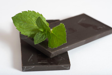 Ein Minze Blatt und Schokolade