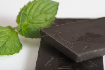 Ein Minze Blatt und Schokolade