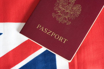 Ein polnischer Reisepass und die Flagge von Großbritannien - obrazy, fototapety, plakaty