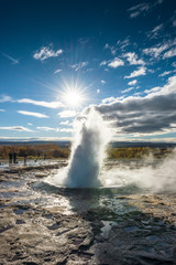 Eruption des Strokkur Geysir in Haukadalur, Island