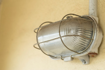 Eine alte Lampe in einer Lagerhalle