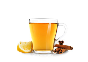 Tasse aromatischer heißer Tee mit Zimt und Zitrone auf weißem Hintergrund