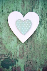 Grußkarte - Herz auf grünem alten Holzuntergrund mit Textfreiraum