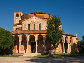 Obraz premium Torcello, Venecia, Italia. Iglesia Santa María de Torcello al atardecer con la luna