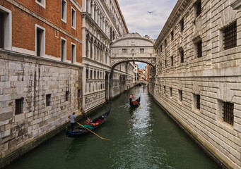 Fototapeta na wymiar Venecia, puente de los suspiros al atardecer con gondolas