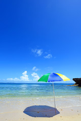 沖縄の美しい海とビーチパラソル