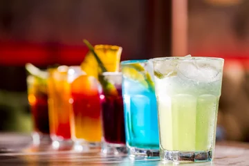 Crédence de cuisine en verre imprimé Cocktail Ensemble de différentes boissons alcoolisées et cocktails